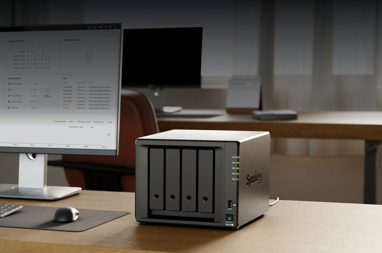 Synology DS423+ auf Schreibtisch neben Monitor Synology DS423+ auf Schreibtisch neben Monitor