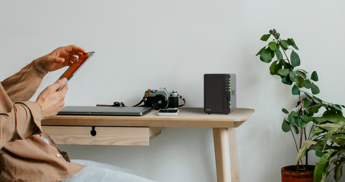 Synology NAS auf Tisch neben Laptop